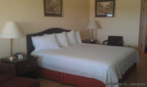 Flagship Inn Lake Brownwood Room photo