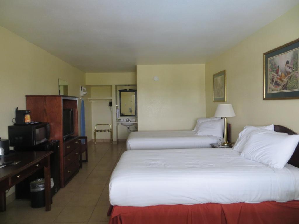 Flagship Inn Lake Brownwood Room photo
