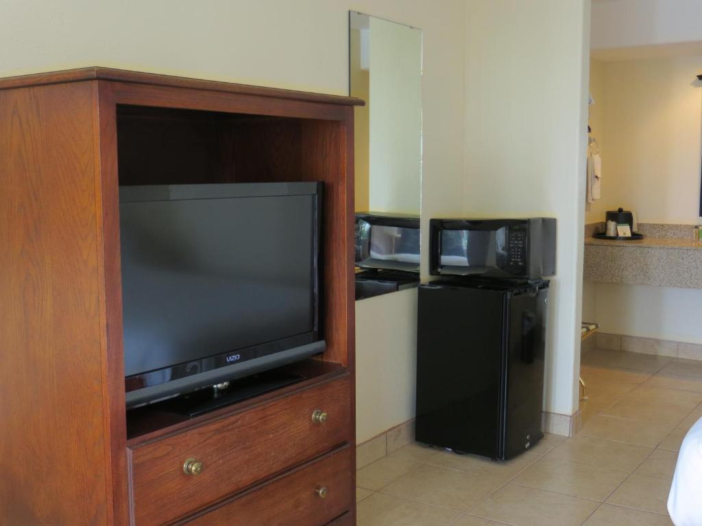 Flagship Inn Lake Brownwood Room photo